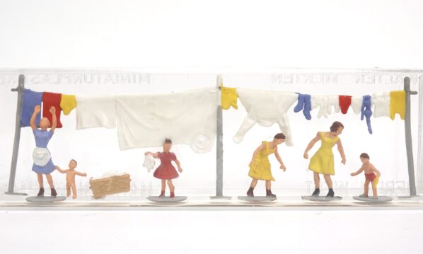 Merten 2319 H0 Frauen beim Wäscheaufhängen | A0195