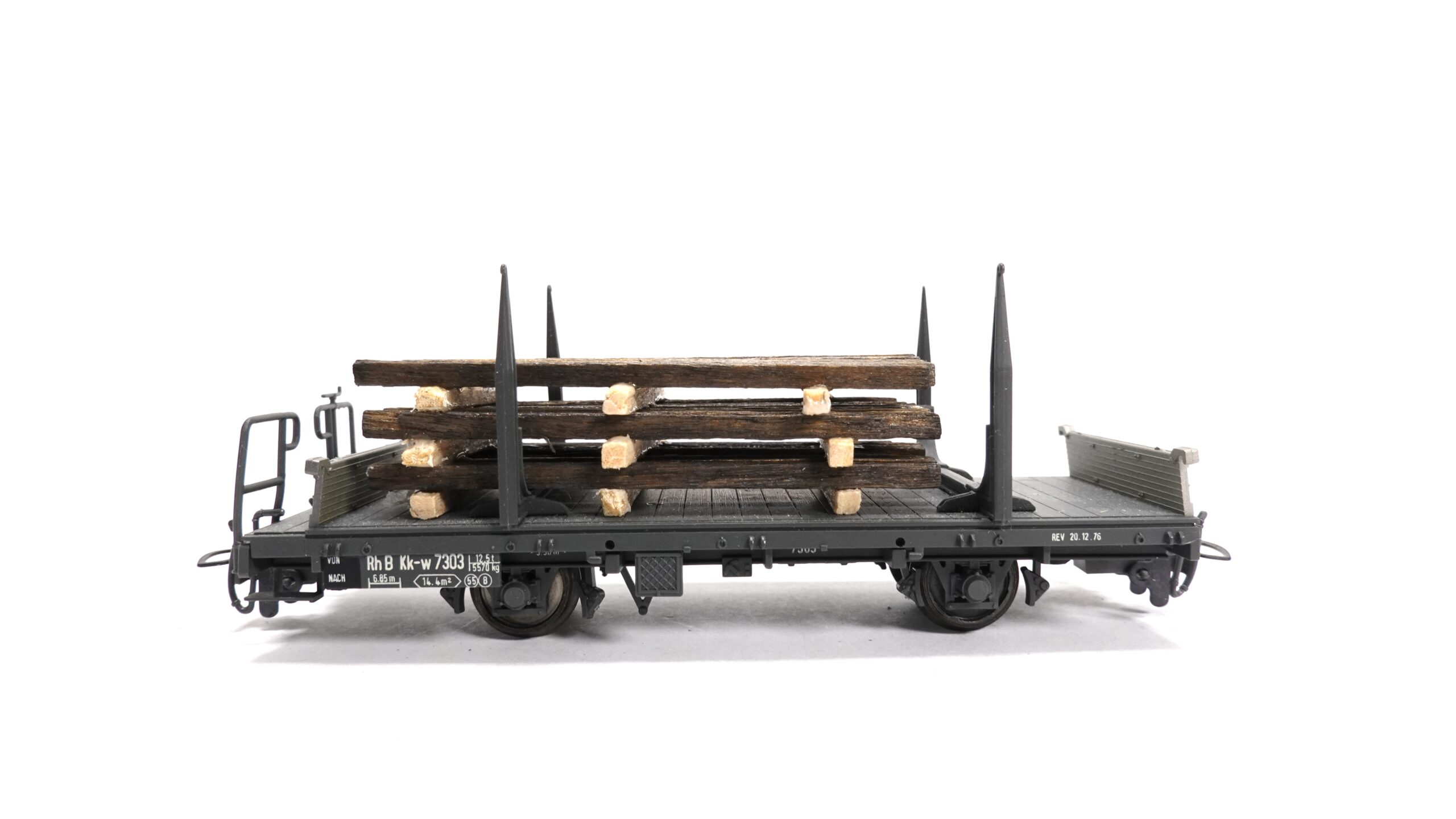 Bemo 2264 H0m RhB Niederbordwagen mit Holzladung | A0485 1 Bemo 2264 H0m RhB Niederbordwagen mit Holzladung | A0485