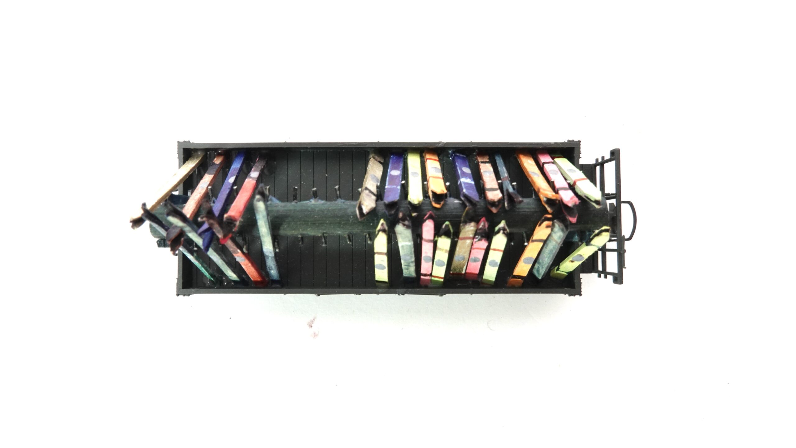 Bemo WSM H0m RhB Niederbordwagen „Evinka in den Skiferien“ | A0470 4 Bemo WSM H0m RhB Niederbordwagen „Evinka in den Skiferien“ | A0470 – Bild 4