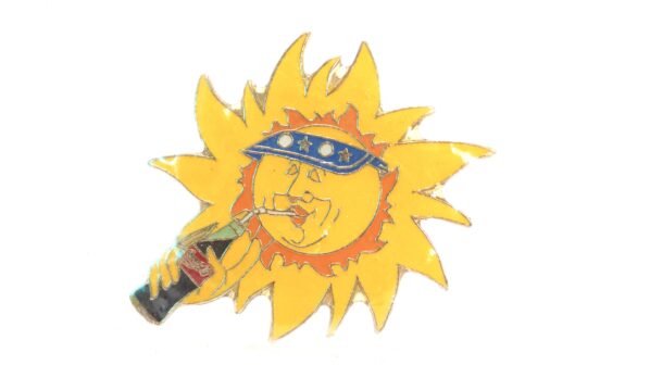 Vintage Coca-Cola Pin „Cool Sun with Visor“ – Sonne mit Sonnenblende & Trinkhalm | A5045