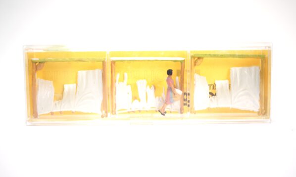 Preiser 55 H0 Hausfrau u. Wäsche auf der Leine