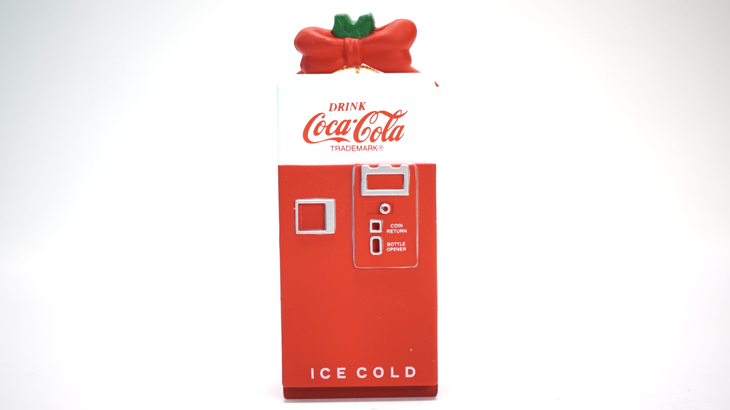 Vintage Coca-Cola Christbaumschmuck – Eisbär im Verkaufsautomaten (ca. 1996) | A5047 1 Vintage Coca-Cola Christbaumschmuck – Eisbär im Verkaufsautomaten (ca. 1996) | A5047