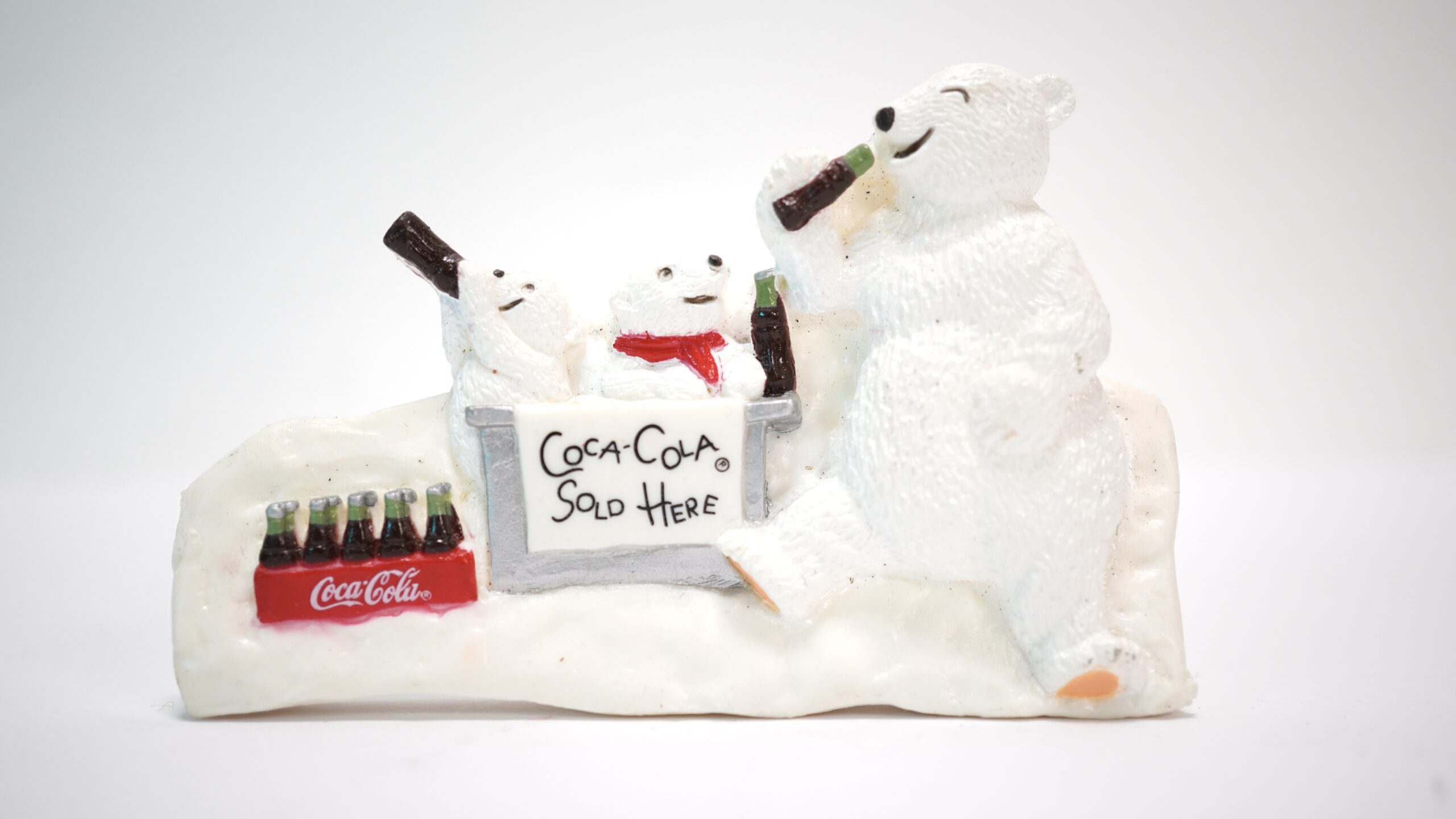 Vintage Coca-Cola 3D-Magnet „Eisbären am Verkaufsstand“ – Nostalgie-Sammlerstück | A5049 1 Vintage Coca-Cola 3D-Magnet „Eisbären am Verkaufsstand“ – Nostalgie-Sammlerstück | A5049
