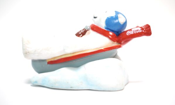 Vintage 1993 Coca-Cola Eisbär – Sammelfigur „Schlittenfahrt“ | A5082