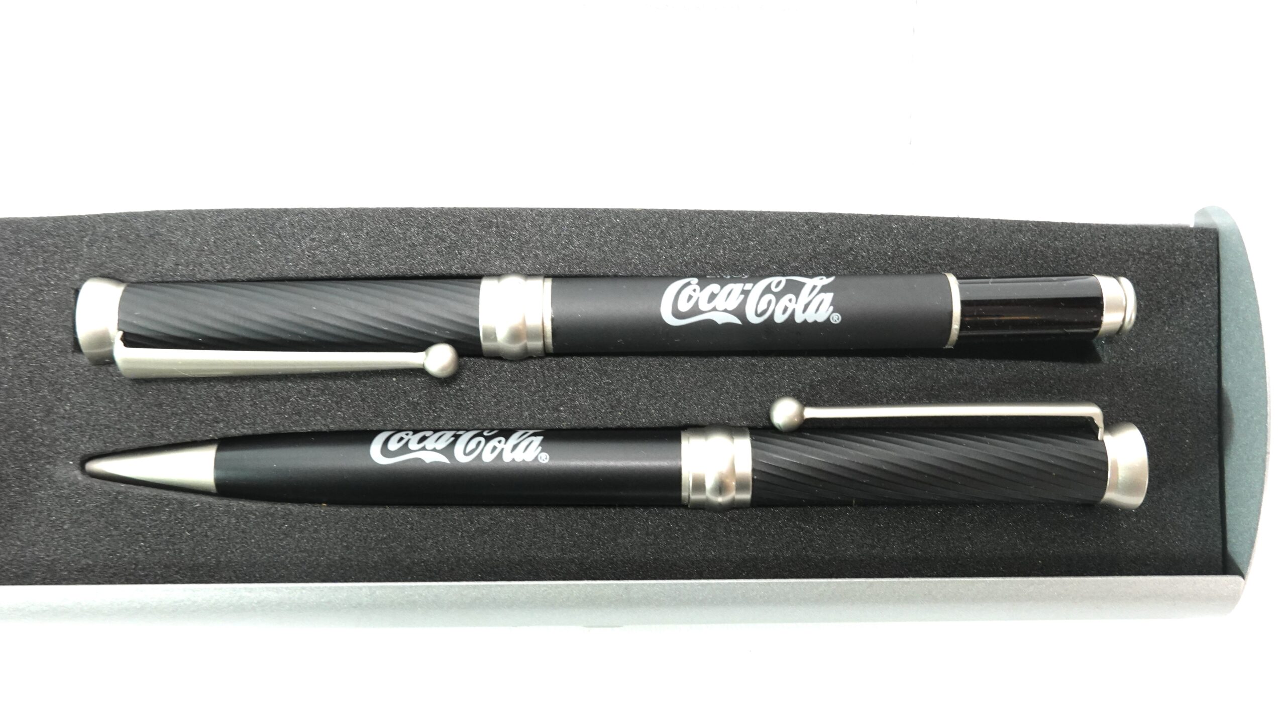 Vintage Coca-Cola Schreibset – Füllfederhalter & Kugelschreiber in edler Metall-Prägebox | A5120 2 Vintage Coca-Cola Schreibset – Füllfederhalter & Kugelschreiber in edler Metall-Prägebox | A5120 – Bild 2