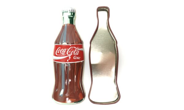 Vintage Coca-Cola Blechdose – Ikonische Konturflaschen-Form – Sammler-Edition | A5123