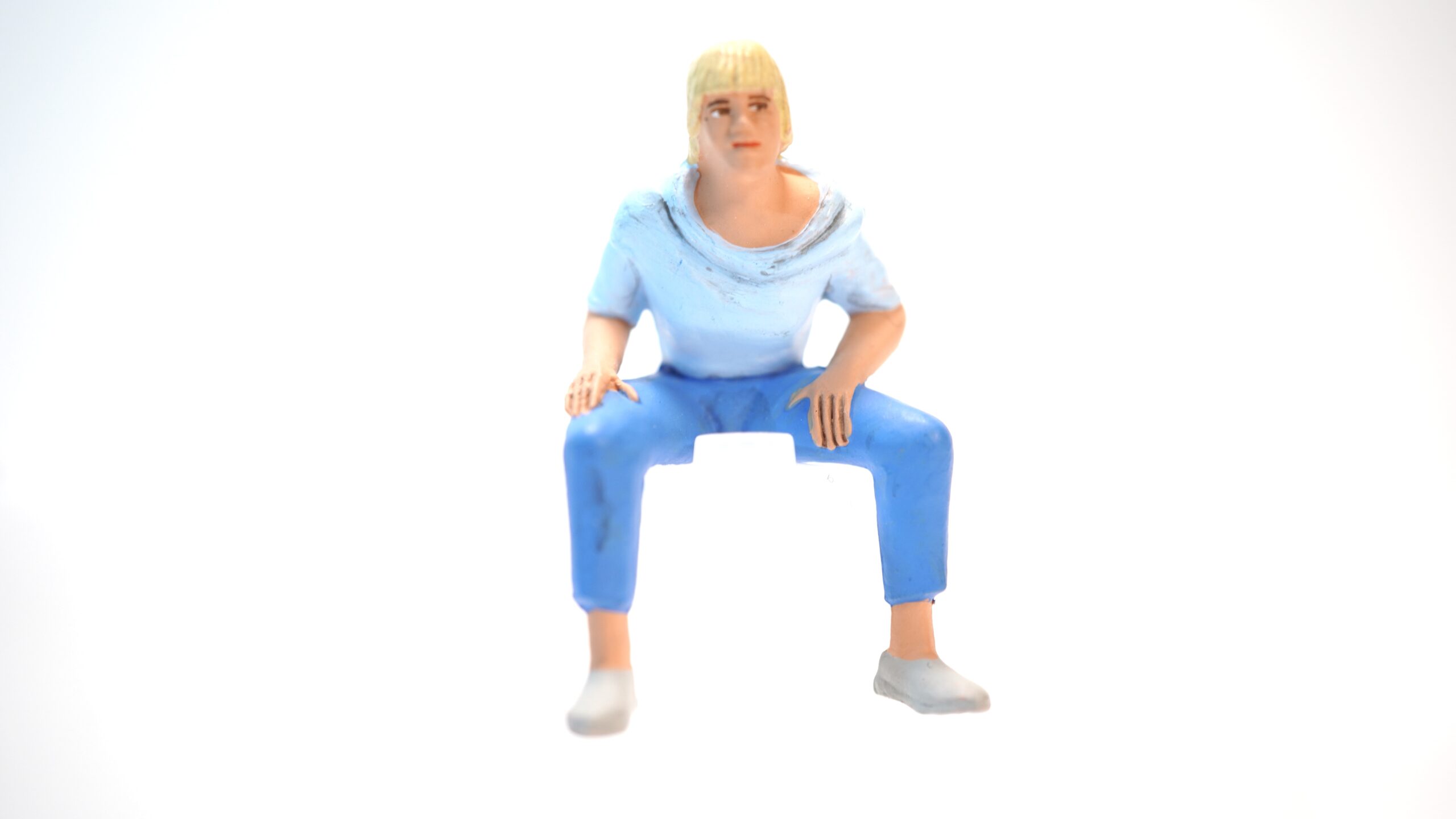 Preiser aus 63088 1 sitzender Jugendlicher | A5192