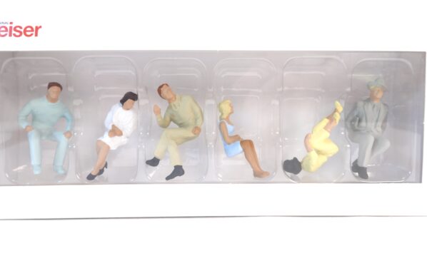 Preiser 63201 1 – Sitzende Reisende
