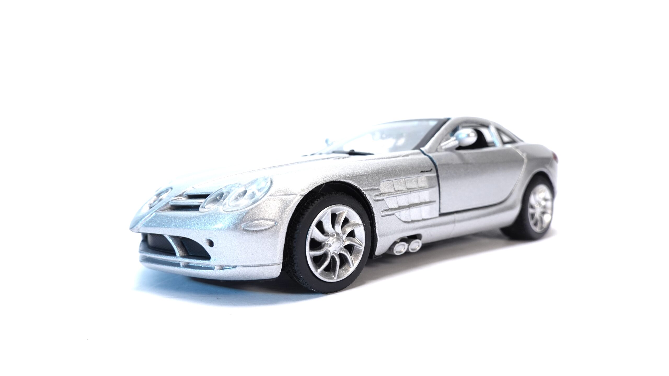 NewRay Mercedes-Benz SLR McLaren silber metallic | A5365 2 NewRay Mercedes-Benz SLR McLaren silber metallic | A5365 – Bild 2