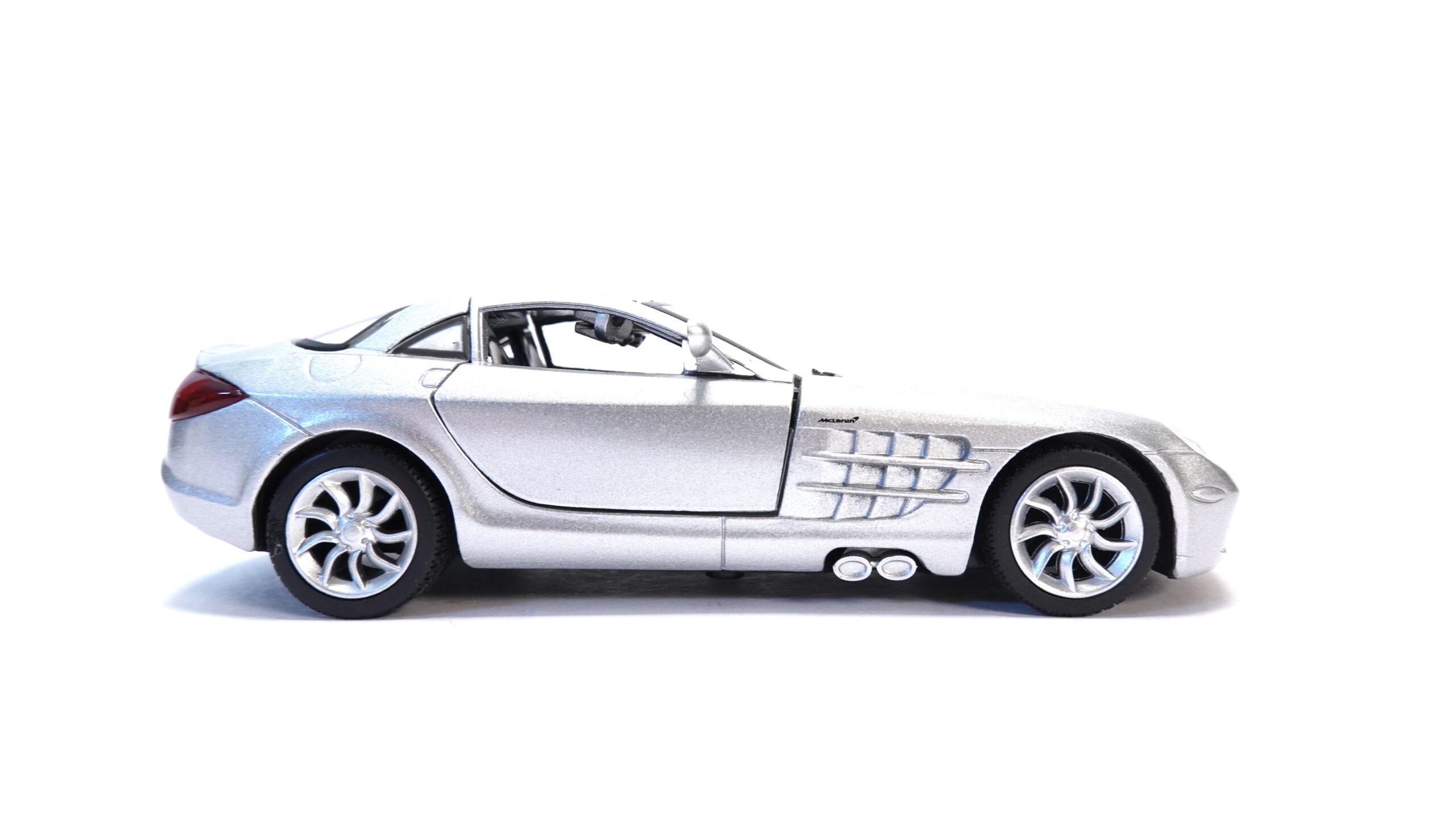 NewRay Mercedes-Benz SLR McLaren silber metallic | A5365 4 NewRay Mercedes-Benz SLR McLaren silber metallic | A5365 – Bild 4
