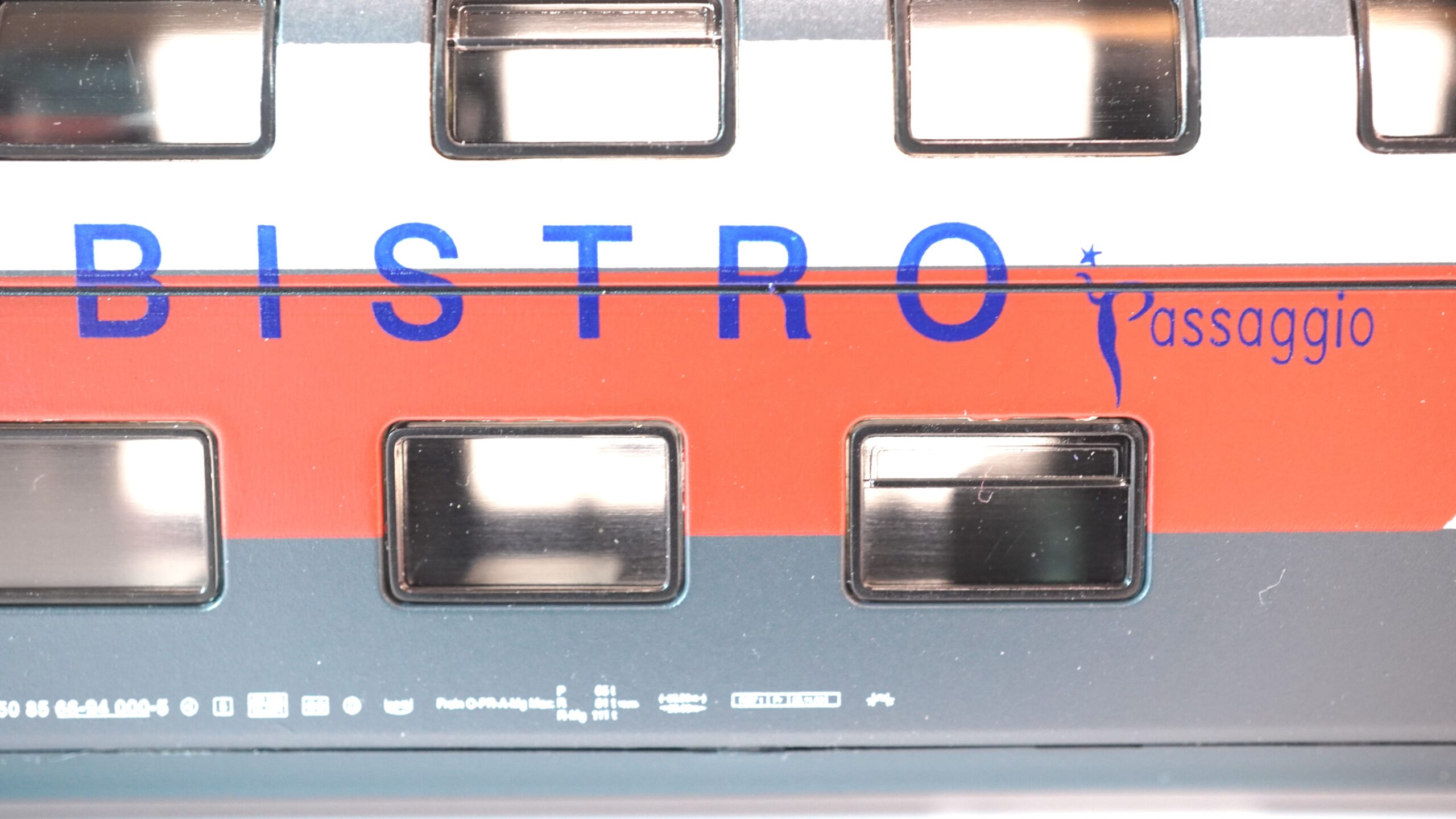 Hobbytrain H25105 N SBB IC2000 Doppelstock-Bistrowagen Bistro Passaggio | A1280 10 Hobbytrain H25105 N SBB IC2000 Doppelstock-Bistrowagen Bistro Passaggio | A1280 – Bild 10