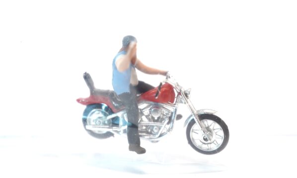 Noch 15904 H0 Motorradfahrer Rocker auf Chopper rot/chrom | A1297