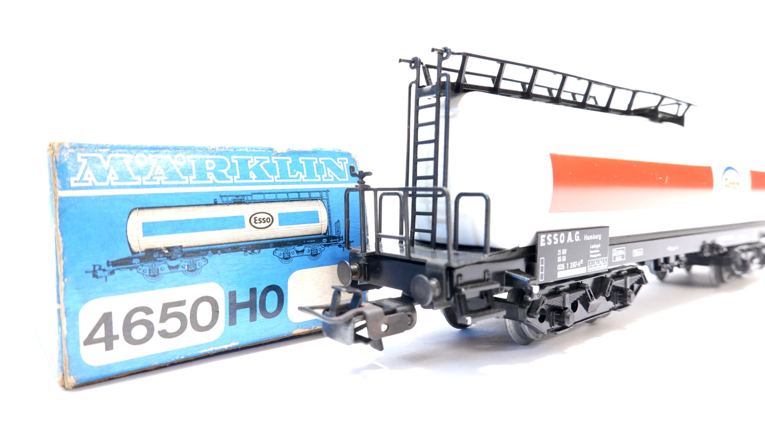 Märklin 4650 H0 DB Kesselwagen Esso weiss stark bespielt | A1337 2 Märklin 4650 H0 DB Kesselwagen Esso weiss stark bespielt | A1337 – Bild 2