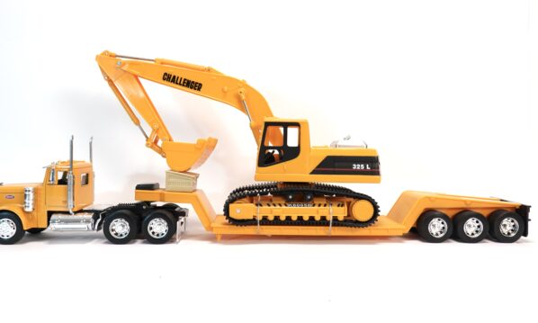 New-Ray ca. 1:32 Peterbilt Schwertransport mit Tieflader mit Raupenbagger | A5433