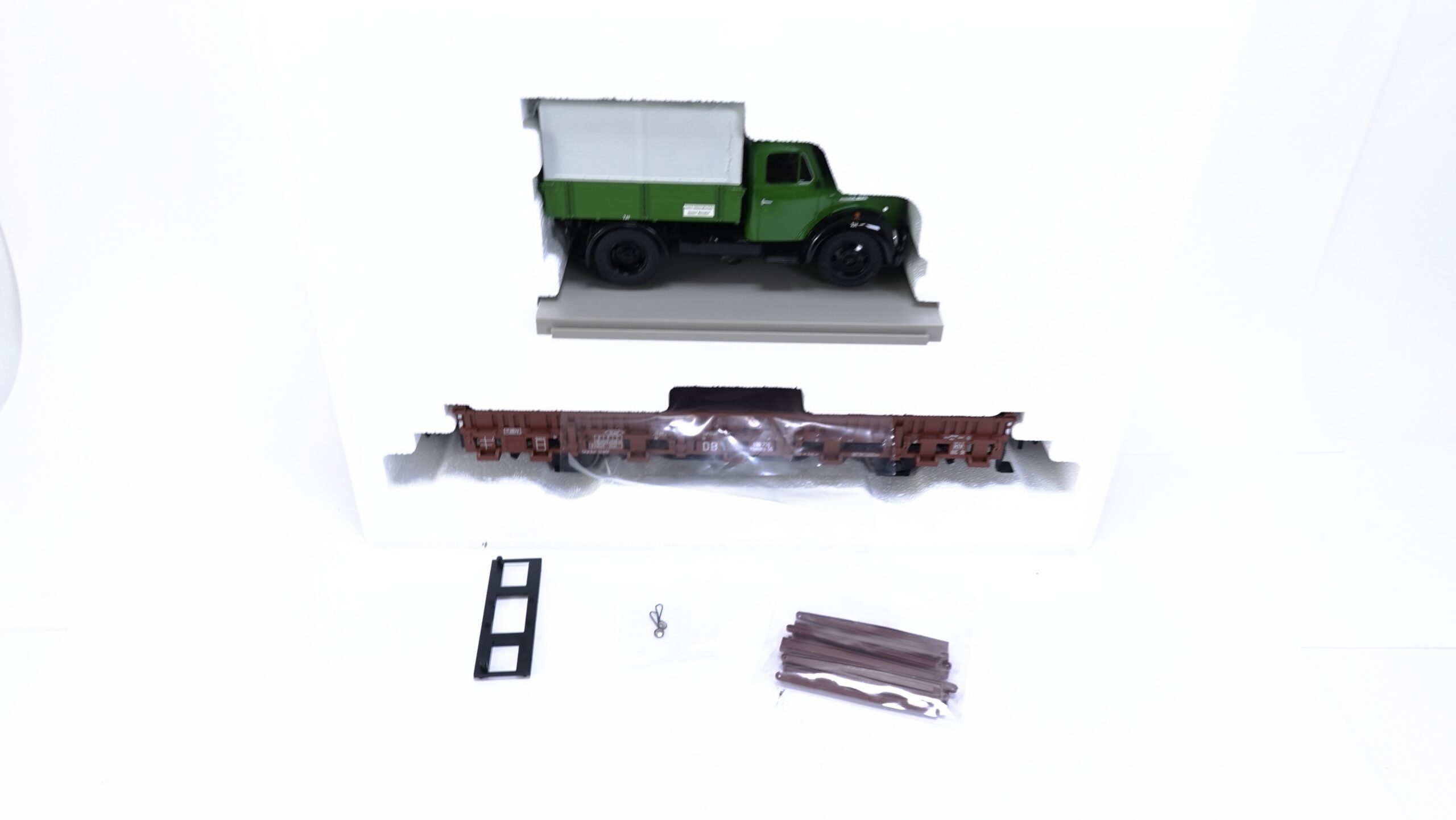 Märklin 58239 Spur 1 DB Rungenwagen Rmms 56 mit Magirus LKW | A5463 9 Märklin 58239 Spur 1 DB Rungenwagen Rmms 56 mit Magirus LKW | A5463 – Bild 9